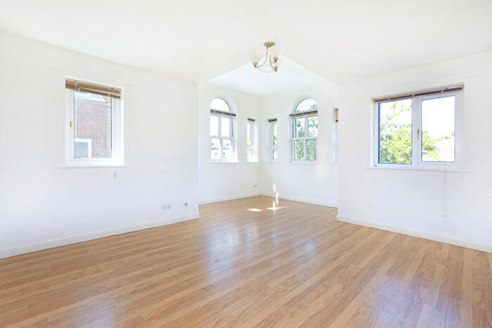 2 Bedroom Flat To Rent In St James’s Drive, Wandsworth Common, London, SW12