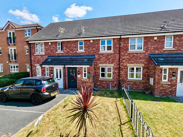 3 Bedroom Town House For Sale In St Andrews Close, Wakefield, West Yorkshire, WF1