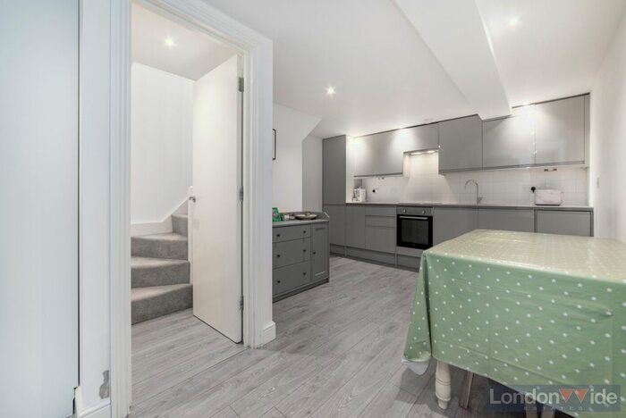 2 Bedroom Flat To Rent In Crossford Street, London, SW9