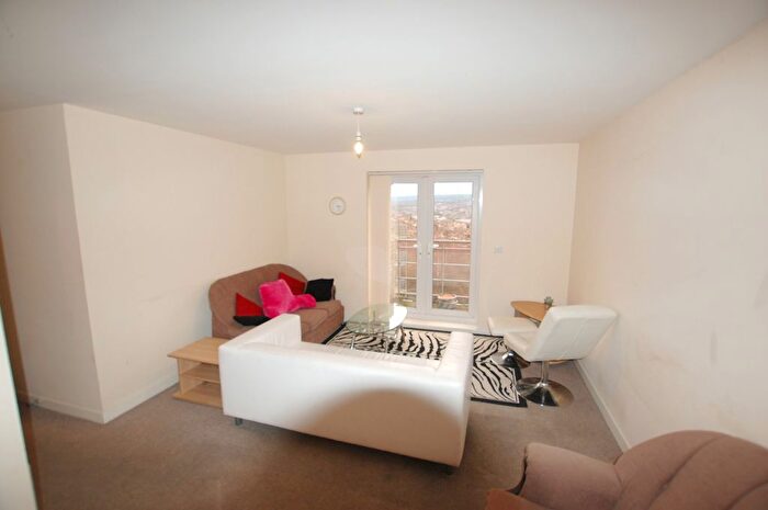 2 Bedroom Flat To Rent In Kenninghall View, Sheffield, South Yorkshire, S2
