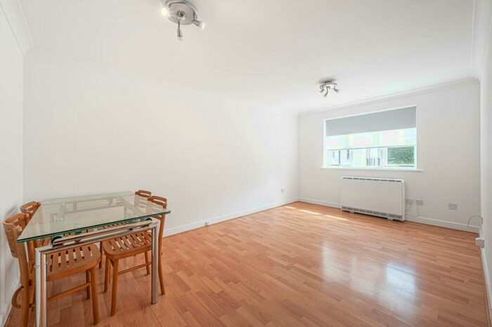 1 Bedroom Flat To Rent In Clarence Close, East Barnet, Barnet, EN4