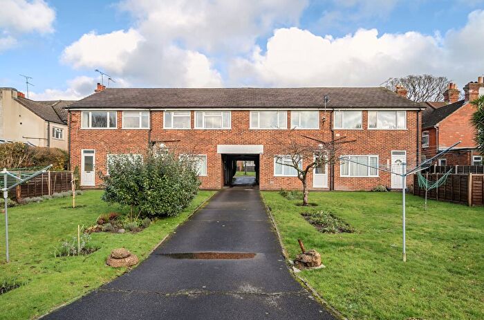 2 Bedroom Flat For Sale In Oxenden Road, Tongham, Surrey, GU10