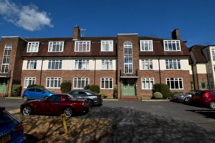 2 Bedroom Flat To Rent In Doran Gardens, Doran Drive, Redhill, RH1