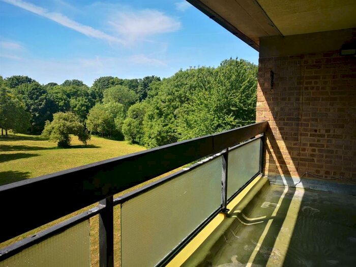 3 Bedroom Maisonette To Rent In Hulverston Close, Sutton, SM2