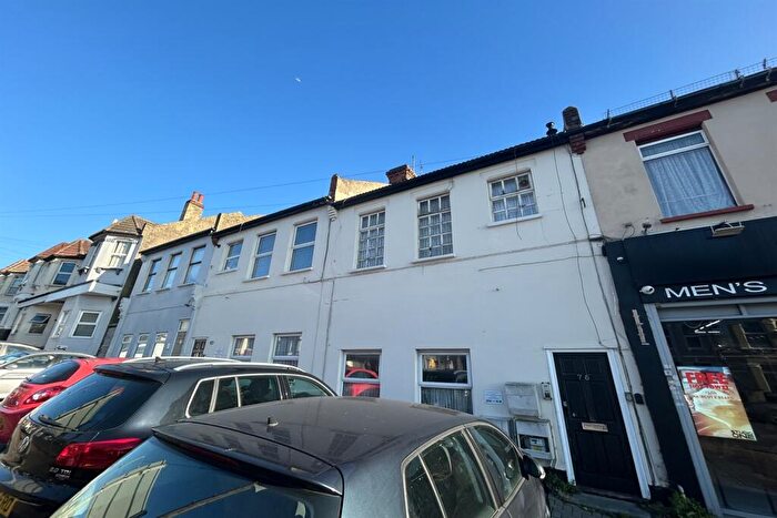 2 Bedroom Flat To Rent In Bedroom Ground Floor Flat In Southend On Sea, SS1