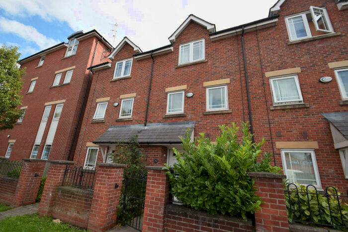 4 Bedroom Town House To Rent In Chorlton Road, Hulme, Manchester, M15