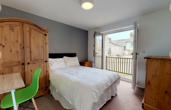 3 Bedroom Flat To Rent In Woodside, Plymouth, Devon, PL4