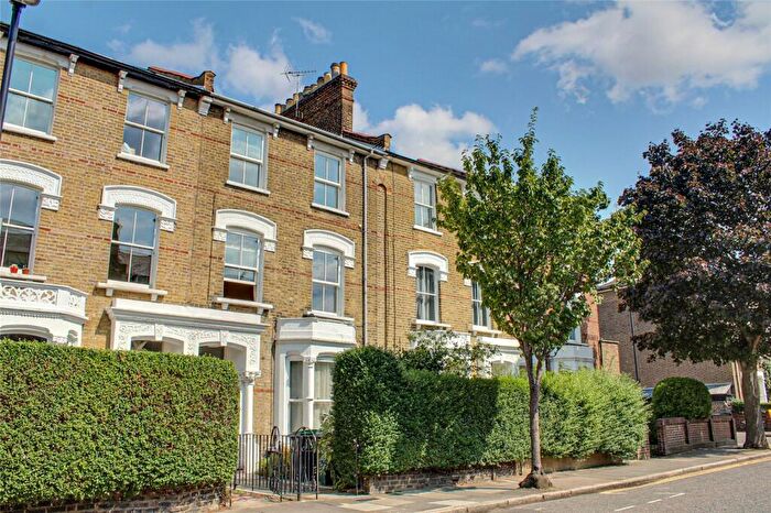 3 Bedroom Apartment To Rent In Victoria Road, Finsbury, London, N4