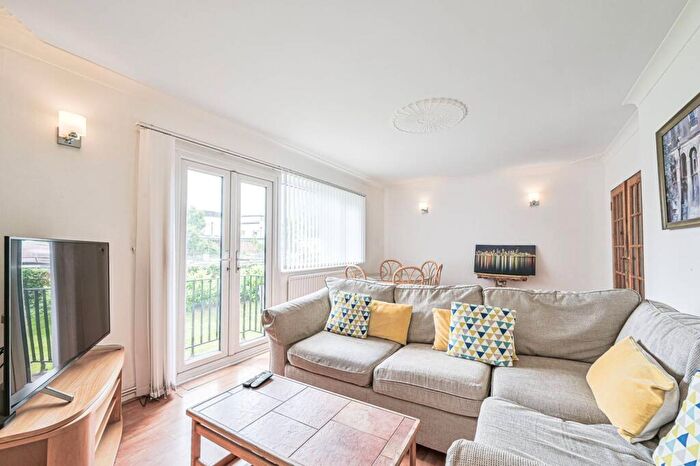 2 Bedroom Flat For Sale In Great North Way, Hendon, London, NW4