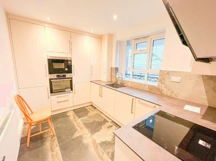 3 Bedroom Flat To Rent In Lyndale, Childs Hill, London, NW2