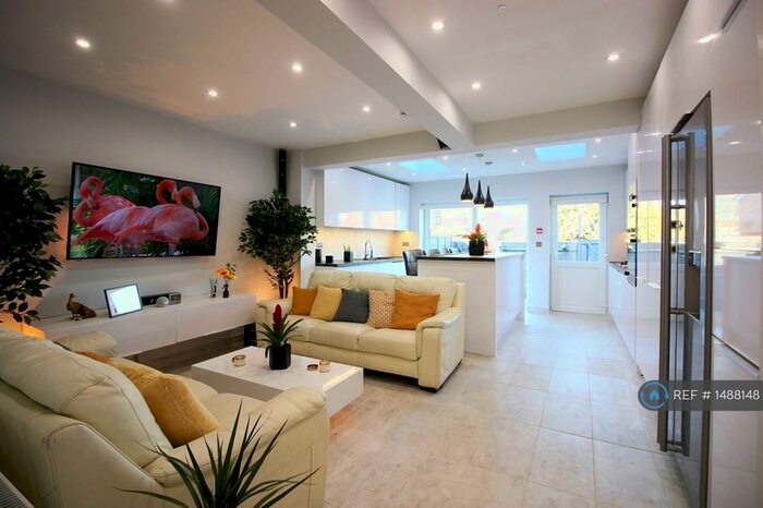 5 Bedroom Semi-Detached House To Rent In Lorne Close, Slough, SL1