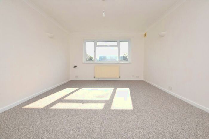 Apartment To Rent In Western Road, Romford, Essex, RM1