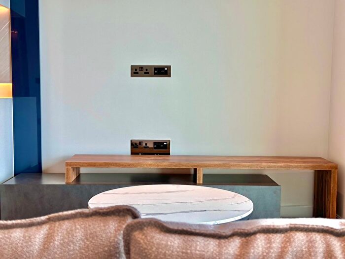 1 Bedroom Flat To Rent In Cascade Way, London, W12