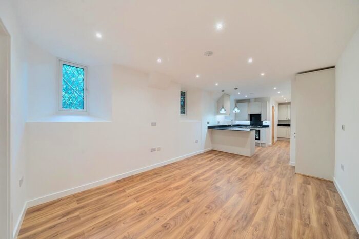 1 Bedroom Flat For Sale In Longcross, Surrey, KT16