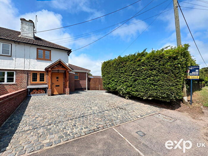 3 Bedroom End Of Terrace House For Sale In Wrotham Road, Meopham, Kent, DA13