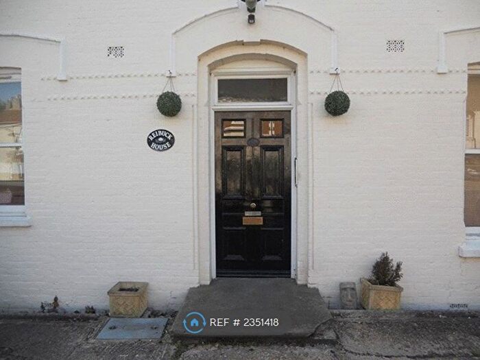 2 Bedroom Flat To Rent In Ridgeway Road, Redhill, RH1