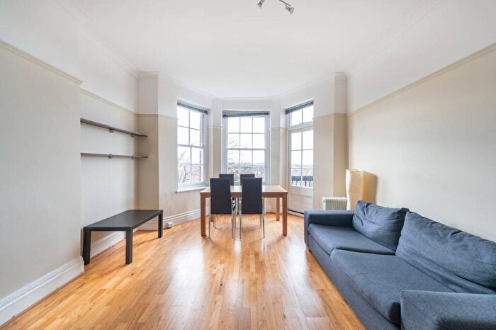 2 Bedroom Flat To Rent In Mapesbury Court, , Willesden Green, London, NW2