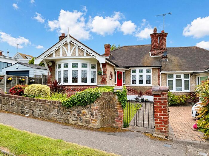 3 Bedroom Bungalow For Sale In The Crescent, Benfleet, SS7
