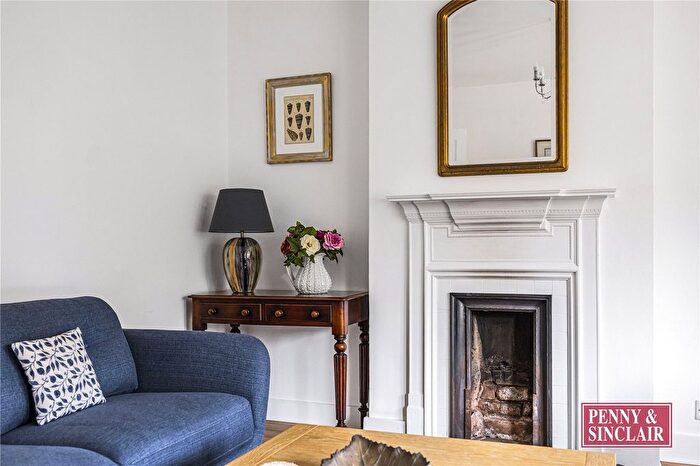 3 Bedroom Detached House To Rent In The Warren, RG4