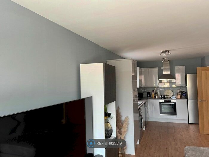 2 Bedroom Flat To Rent In Linden Court, Benfleet, SS7