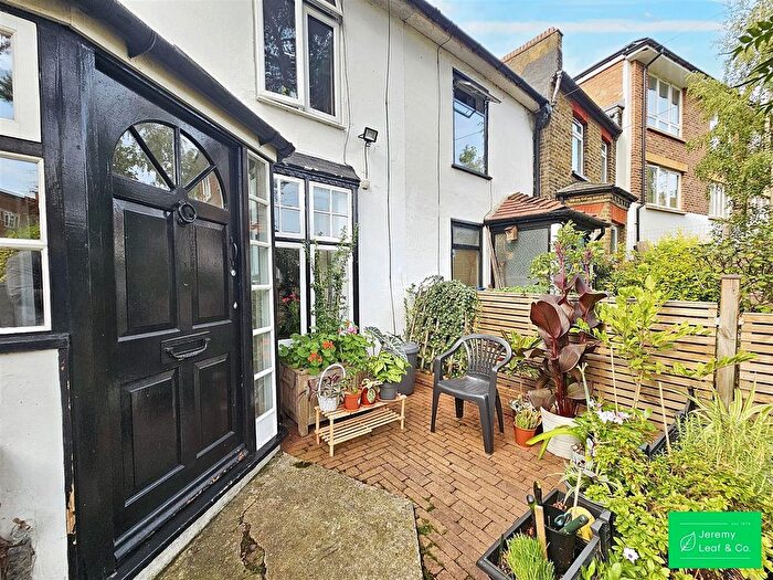2 Bedroom Cottage For Sale In Red Lion Hill, London, N2