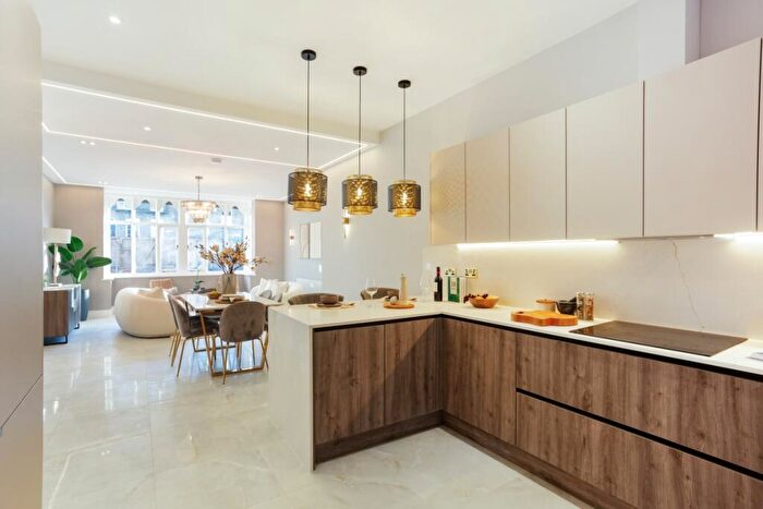 5 Bedroom Semi-Detached House To Rent In Kings Road Windsor, SL4