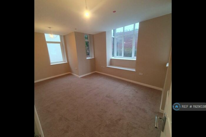 1 Bedroom Flat To Rent In Commercial Road, Llanhilleth, Abertillery, NP13