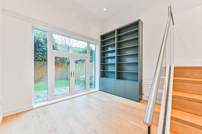 2 Bedroom Flat To Rent In Gideon Road, Shaftesbury Estate, London, SW11