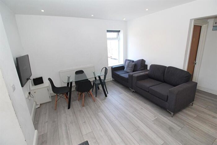 3 Bedroom Flat To Rent In Coburn Street, Cardiff, CF24