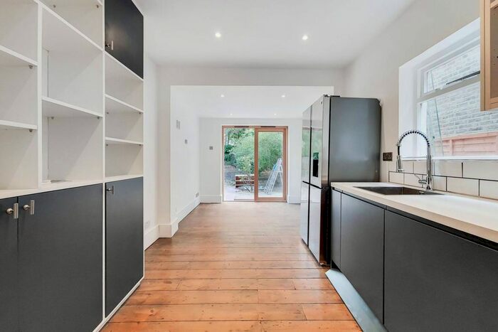 2 Bedroom Flat To Rent In Avenue Road, Forest Gate, London, E7