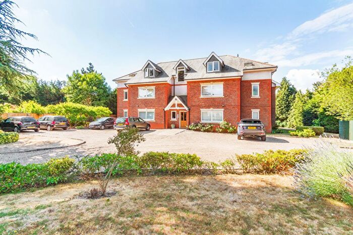2 Bedroom Flat To Rent In Lawn Close, Datchet, Slough, SL3