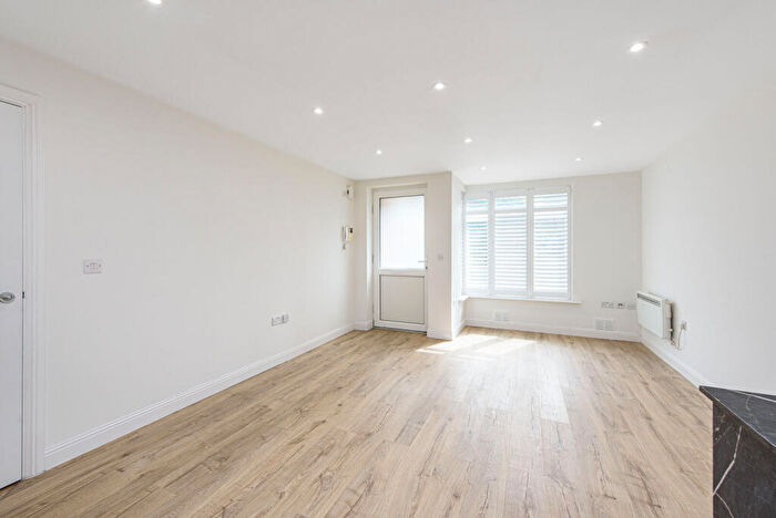 1 Bedroom Flat To Rent In Magdalene Gardens, , Oakleigh Park, London, N20