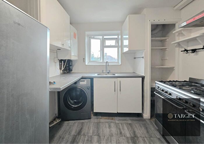3 Bedroom Flat To Rent In Village Road, EN1