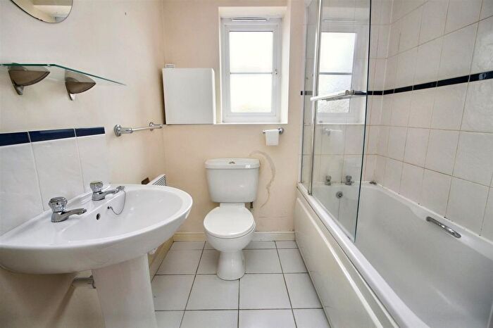 2 Bedroom Flat For Sale In Crowe Road, Bedford, MK40