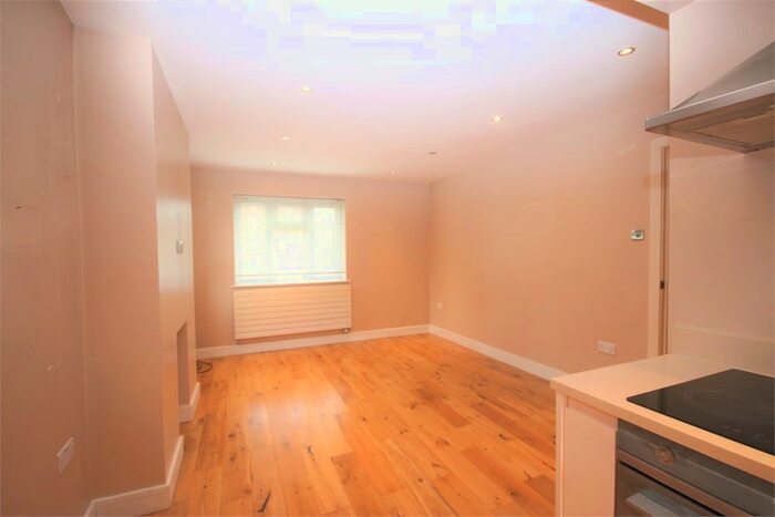 3 Bedroom Flat To Rent In St Michael's Close, London, N3