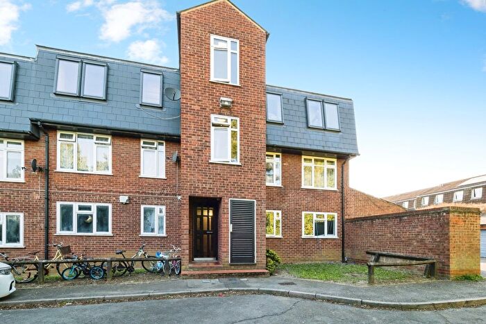 2 Bedroom Flat For Sale In Limes Avenue, Chigwell, Essex, IG7