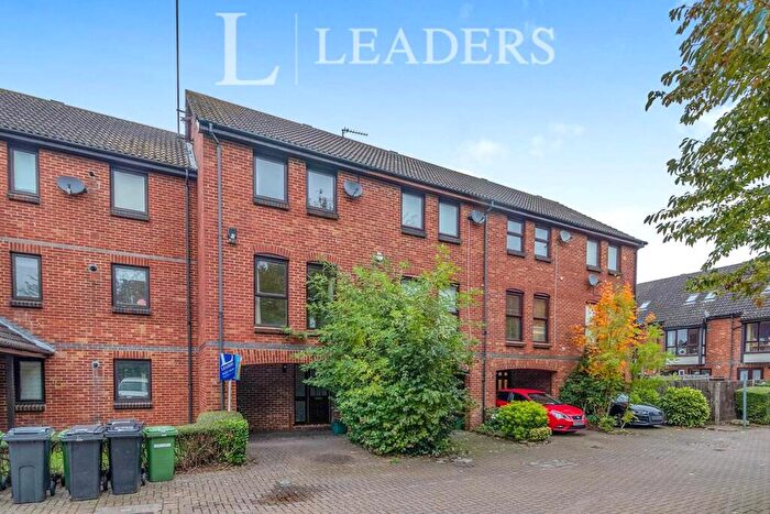 3 Bedroom House For Sale In Farriers Close, Epsom, KT17