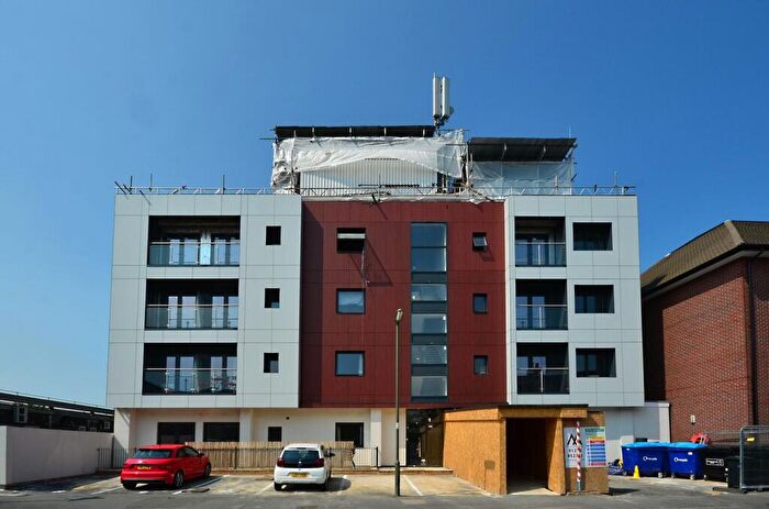 1 Bedroom Flat To Rent In Lavender Park Road, West Byfleet, KT14