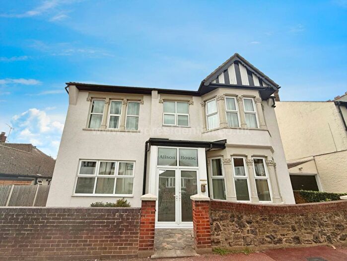 1 Bedroom Flat To Rent In Standown Avenue, Westcliff On Sea, SS0