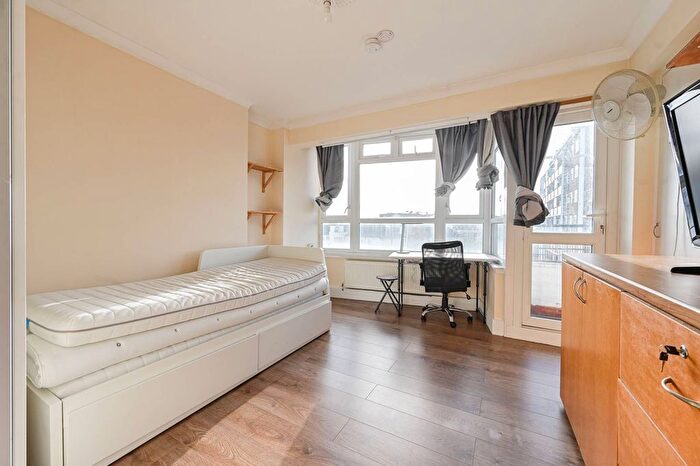 2 Bedroom Flat To Rent In Queens Caroline Street, Hammersmith, London, W6