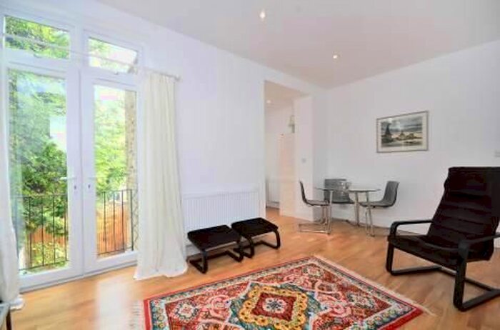 Studio To Rent In Loftus Road, Shepherds Bush, W12