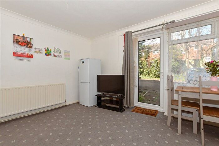2 Bedroom Flat For Sale In Tonbridge Road, Maidstone, Kent, ME16