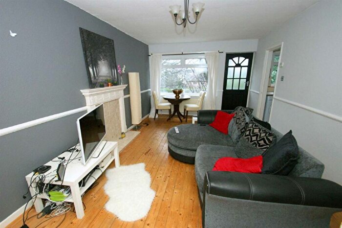 2 Bedroom Flat To Rent In King Edwins Court, Oakwood, Leeds, LS8