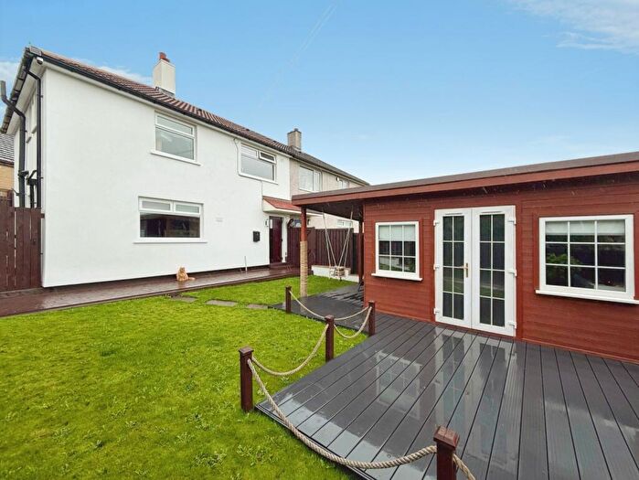 3 Bedroom Semi-Detached House For Sale In Stonegate Road Bradford, BD10