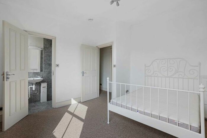 3 Bedroom Flat To Rent In Hetley Road, Shepherds Bush, W12