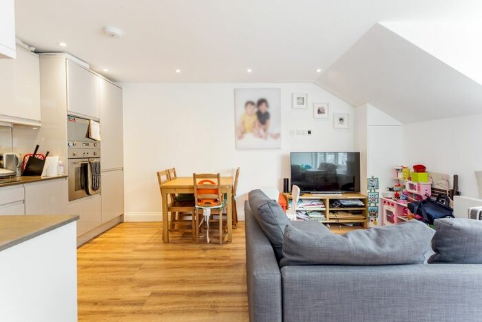 2 Bedroom Flat To Rent In Queens Avenue, London, N10