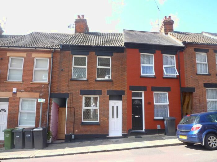 3 Bedroom Semi-Detached House To Rent In Hartley Road, Luton, LU2
