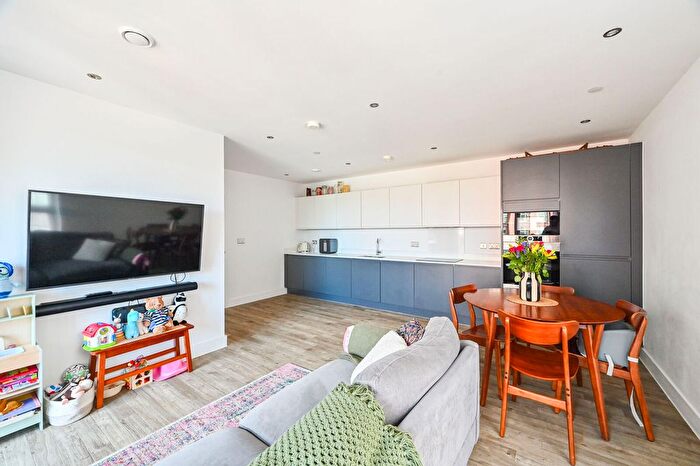 2 Bedroom Flat For Sale In Rookwood Way, Hackney Wick, London, E3