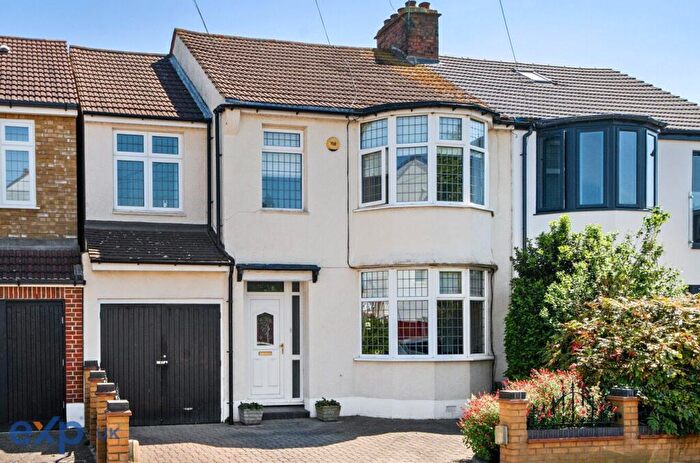 4 Bedroom Semi Detached House For Sale In Lonsdale Avenue, Romford, RM7