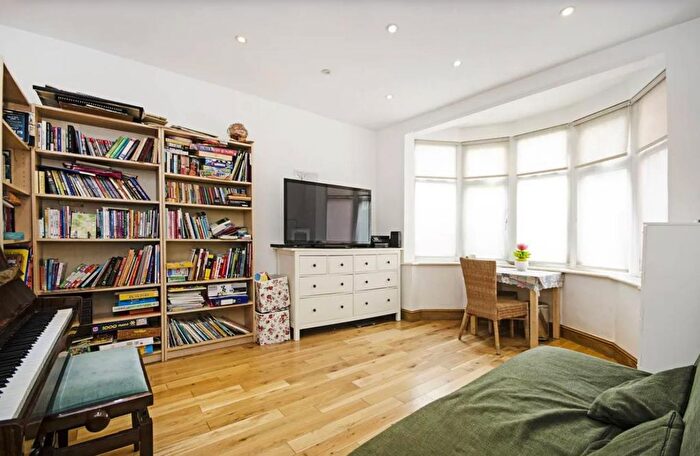 3 Bedroom Property To Rent In Leeside Crescent, London, NW11